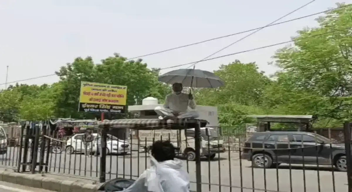 भिवानी में 'महाभारत' रिटर्न: मांग मनवाने के लिए तीखे ग्रिल पर बैठे पूर्व पार्षद, पुलिस की खाली जमीन को पार्किंग बनाने की मांग